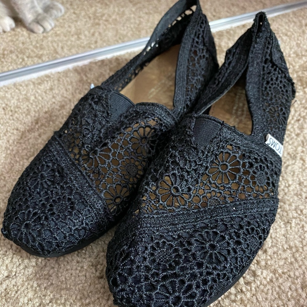 floral peekaboo toms